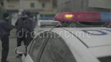 在<strong>犯罪</strong>现场的警察。 闪光的警察闪光器。 基辅。 乌克兰